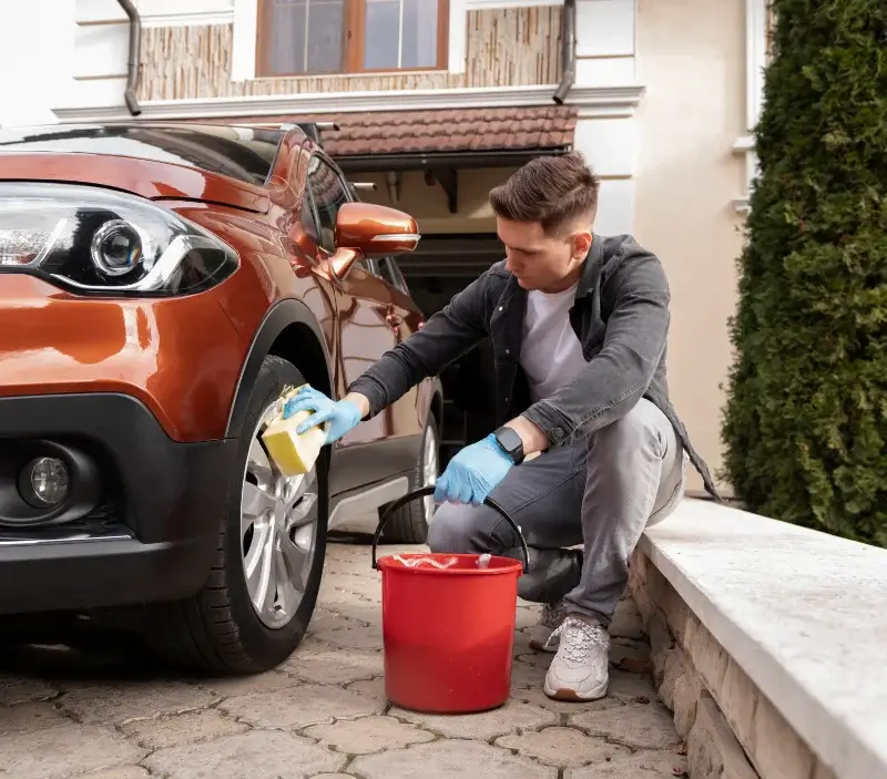 Lavage auto à domicile Saint-Georges-de-Pointindoux : professionnel intervenant sur un véhicule